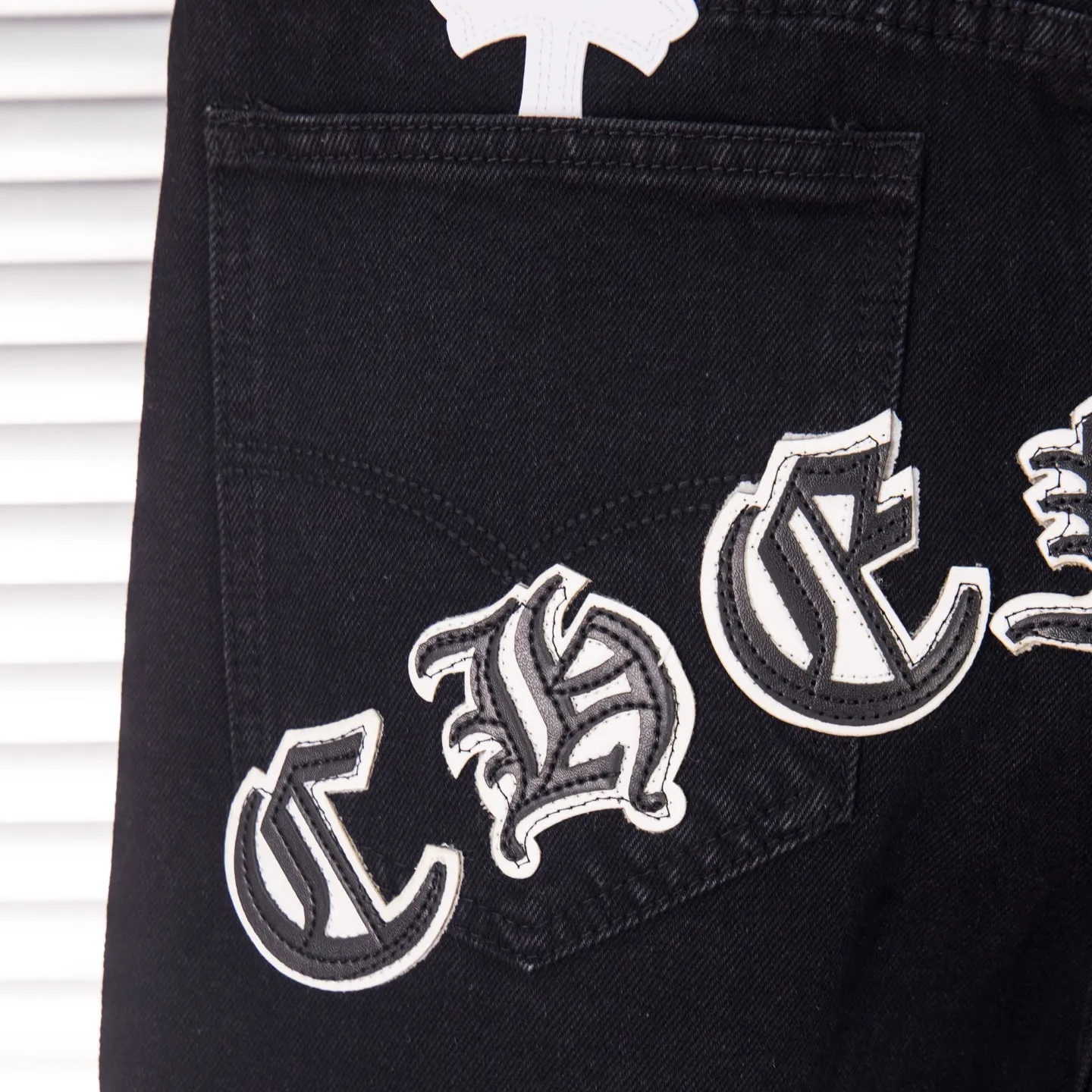 P260 Chrome Hearts Black Pants Sanskrit Black and White Patch Leather Jeans CH jeans need to be washed and then disassembled and hand-stitched with sheepskin cross leather and then spliced ​​together to complete. The whole piece has too many craftsmanship to explain, patchwork cross pattern embellishment, high-waisted washed jeans! ! Absolutely high-end luxury products, god-level single products and super popular products, made with top heavy industry, a must-see magic weapon. Customized hardware. The fabric is thick and soft after washing. It has good breathability. Customized small leather label. Unique design. The details are simple and elegant, and the workmanship is exquisite. The entire trousers are neatly routed and the details are in place! It’s so cool that both men and women can easily control the genderless trend! Style number: 1875# Color: black Size: 28 30 32 34
